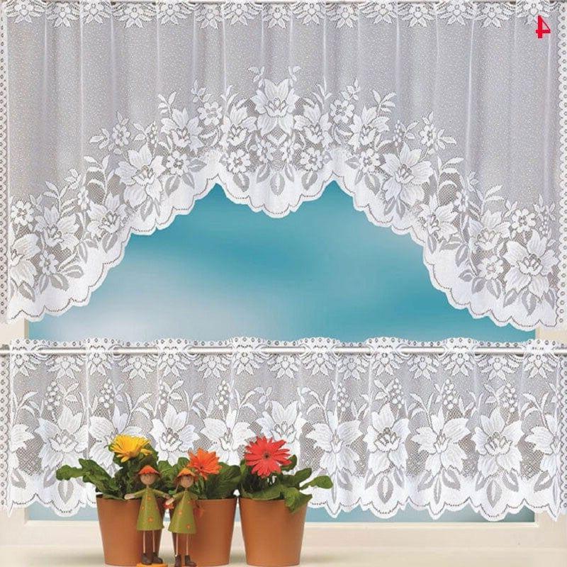 Rideau décoratif blanc avec motifs floraux élégants, parfait pour embellir une fenêtre de cuisine. Ce modèle ajoute une touche de charme et de luminosité à votre intérieur tout en préservant votre intimité. Accordé avec des plantes en pot disposées sur le rebord de la fenêtre, ce rideau crée une ambiance harmonieuse et accueillante.