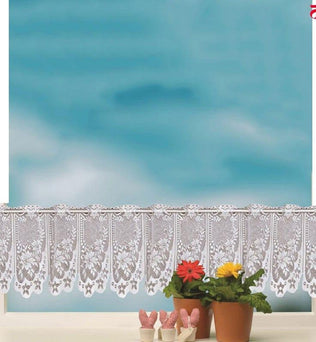 Voilage blanc avec motifs floraux délicats pour décoration de fenêtre, idéal pour apporter une touche élégante et lumineuse à votre intérieur. Ambiance printanière avec des plantes en pot colorées sur un rebord de fenêtre, fond de ciel bleu apaisant pour un cadre rafraîchissant.
