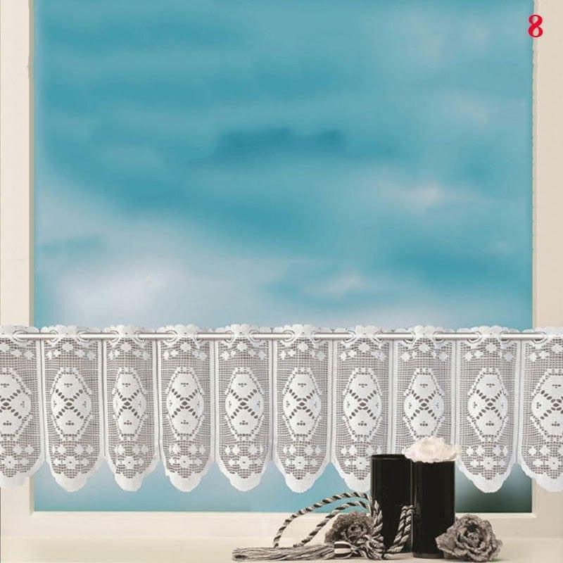Voilage court avec motifs décoratifs élégants suspendu sur une tringle, idéal pour embellir la fenêtre de la cuisine ou du salon. Ce rideau blanc offre une touche de charme classique tout en permettant une diffusion agréable de la lumière naturelle, parfait pour un intérieur lumineux et accueillant. Adapté à différents styles de décoration, il convient parfaitement aux espaces de vie modernes ou traditionnels.