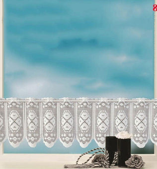 Voilage court avec motifs décoratifs élégants suspendu sur une tringle, idéal pour embellir la fenêtre de la cuisine ou du salon. Ce rideau blanc offre une touche de charme classique tout en permettant une diffusion agréable de la lumière naturelle, parfait pour un intérieur lumineux et accueillant. Adapté à différents styles de décoration, il convient parfaitement aux espaces de vie modernes ou traditionnels.