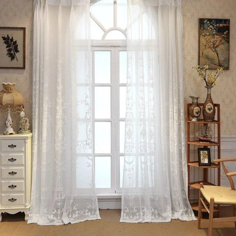Rideaux élégants blancs pour salon avec motifs délicats, parfaits pour une décoration intérieure lumineuse et raffinée. Apportent une touche de sophistication et permettent une diffusion optimale de la lumière naturelle. Idéaux pour créer une ambiance chaleureuse et accueillante.