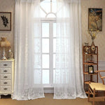Rideaux élégants blancs pour salon avec motifs délicats, parfaits pour une décoration intérieure lumineuse et raffinée. Apportent une touche de sophistication et permettent une diffusion optimale de la lumière naturelle. Idéaux pour créer une ambiance chaleureuse et accueillante.