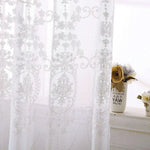 Rideau élégant avec motifs floraux, idéal pour décorer un salon ou une chambre. Offre une ambiance douce et lumineuse tout en préservant l'intimité. Parfait pour un intérieur au style classique ou romantique. Accessoire déco qui s'harmonise avec de nombreux types de décoration.