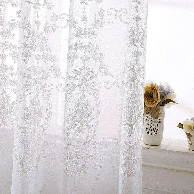 Rideau élégant avec motifs floraux, idéal pour décorer un salon ou une chambre. Offre une ambiance douce et lumineuse tout en préservant l'intimité. Parfait pour un intérieur au style classique ou romantique. Accessoire déco qui s'harmonise avec de nombreux types de décoration.