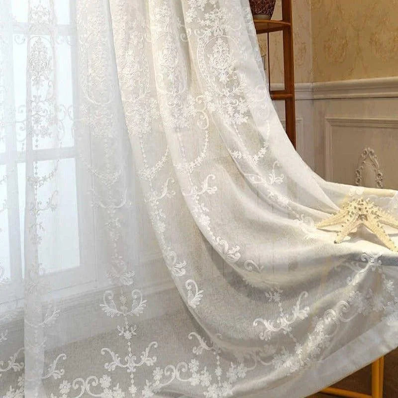 Rideaux élégants avec motifs floraux, parfaits pour ajouter une touche de sophistication et de charme à votre salon ou chambre. Ces rideaux translucides filtrent délicatement la lumière du jour, créant une ambiance douce et apaisante. Idéal pour les intérieurs classiques et modernes, ce modèle apporte une finition raffinée à votre décoration intérieure.