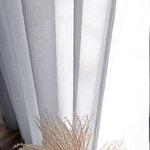 Rideaux élégants gris clair avec un design moderne, parfaits pour apporter une touche de sophistication à votre intérieur. Idéals pour filtrer la lumière tout en offrant une ambiance douce et chaleureuse à votre salon ou chambre. Accessoire décoratif incontournable pour un style contemporain.