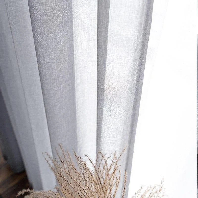 Rideaux élégants gris clair avec un design moderne, parfaits pour apporter une touche de sophistication à votre intérieur. Idéals pour filtrer la lumière tout en offrant une ambiance douce et chaleureuse à votre salon ou chambre. Accessoire décoratif incontournable pour un style contemporain.