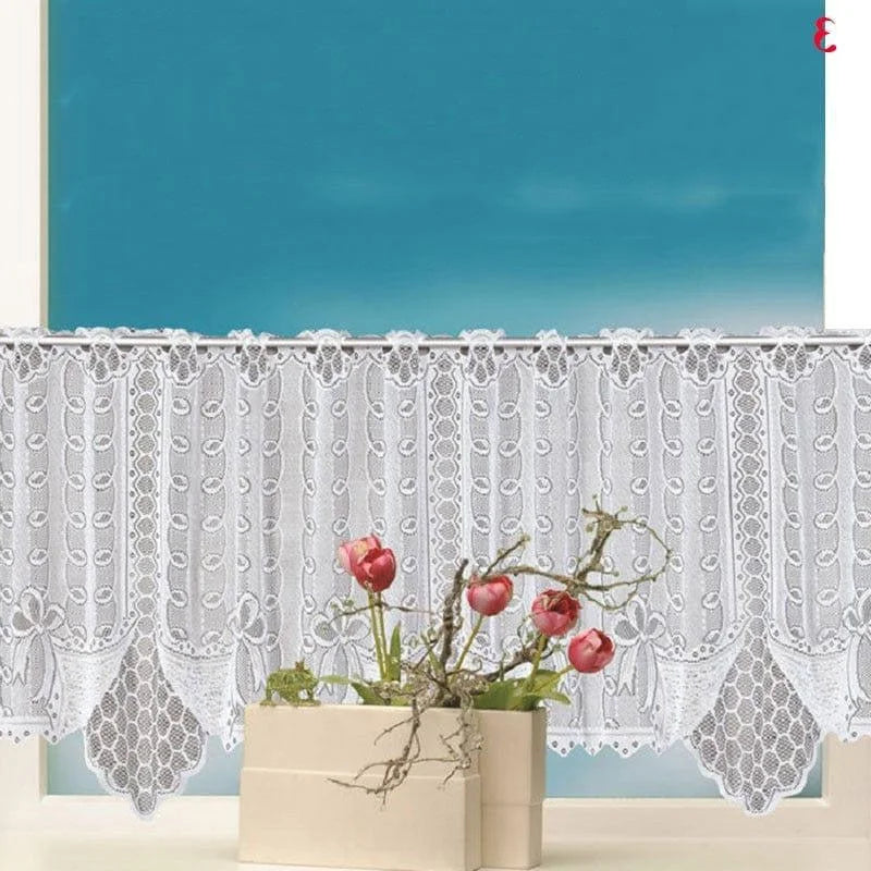 Rideau brise-bise élégant avec motifs ajourés, idéal pour décorer vos fenêtres et apporter une touche de charme à votre intérieur. Ce brise-vue délicat permet de préserver votre intimité tout en laissant passer la lumière naturelle, parfait pour une décoration raffinée et lumineuse.