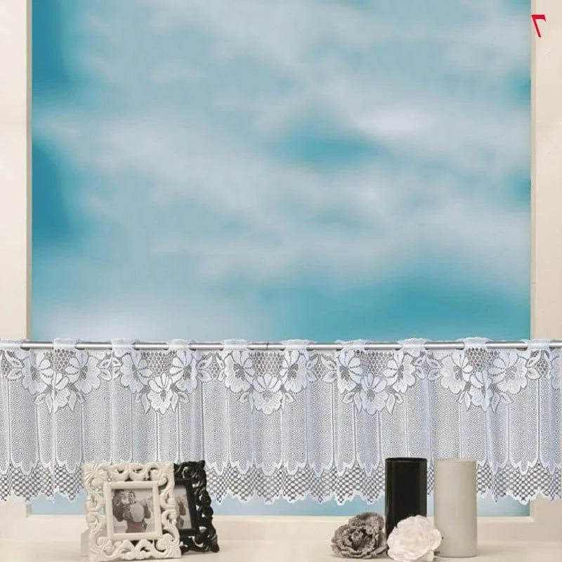 Rideau à motif floral élégant, idéal pour décorer une fenêtre tout en préservant l'intimité. Ce voilage raffiné ajoute une touche de charme et de sophistication à n'importe quelle pièce. Parfait pour un salon ou une chambre.