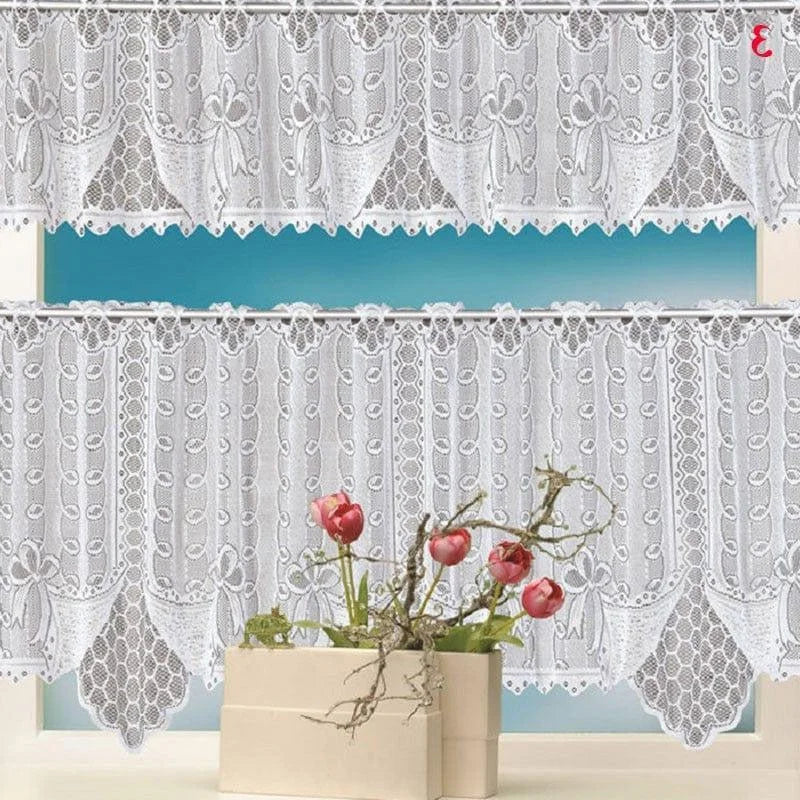 Décoration élégante avec rideaux blancs brodés pour fenêtre de cuisine, motifs floraux délicats. Ajoute une touche raffinée à votre intérieur, idéal pour un style classique et chic. Visibilité accrue à travers les broderies, parfait pour illuminer l'espace tout en préservant votre intimité. Transforme instantanément l'ambiance de la pièce.