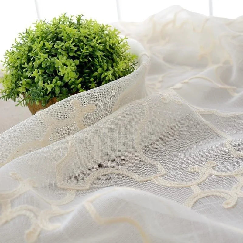 Voilage décoratif avec motif élégant, idéal pour ajouter une touche de sophistication à votre intérieur. Parfait pour adoucir la lumière naturelle et créer une atmosphère chaleureuse dans votre salon ou chambre. Complètement en harmonie avec un style moderne et raffiné.