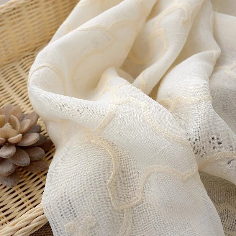 Voilage décoratif blanc avec motifs élégants, idéal pour habiller vos fenêtres et créer une ambiance lumineuse et chaleureuse dans votre intérieur. Accessoire parfait pour salons modernes et classiques, combinant style et fonctionnalité.