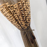 Rideau élégant avec motif géométrique, parfait pour ajouter une touche de style raffiné à votre intérieur. Idéal pour le salon ou la salle à manger, il offre une excellente solution pour moduler la lumière tout en apportant une note contemporaine à votre décoration. Accessoire de décoration intérieure incontournable.