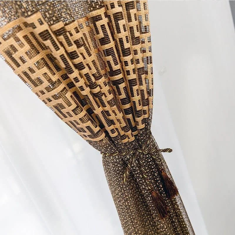 Rideau élégant avec motif géométrique, parfait pour ajouter une touche de style raffiné à votre intérieur. Idéal pour le salon ou la salle à manger, il offre une excellente solution pour moduler la lumière tout en apportant une note contemporaine à votre décoration. Accessoire de décoration intérieure incontournable.