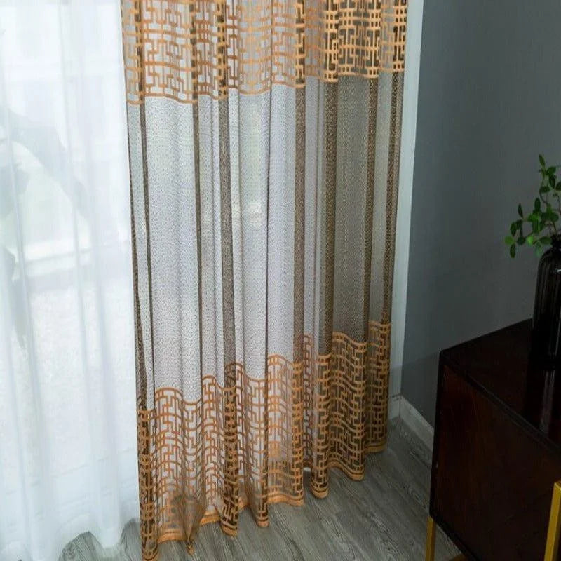 Rideau élégant avec motif géométrique en tons orangés, parfait pour ajouter une touche sophistiquée et moderne à votre salon. Ce rideau tamise subtilement la lumière tout en préservant l'intimité. Idéal pour les grandes fenêtres, il complète parfaitement une décoration intérieure raffinée. Accessoire déco incontournable pour harmoniser votre espace de vie.