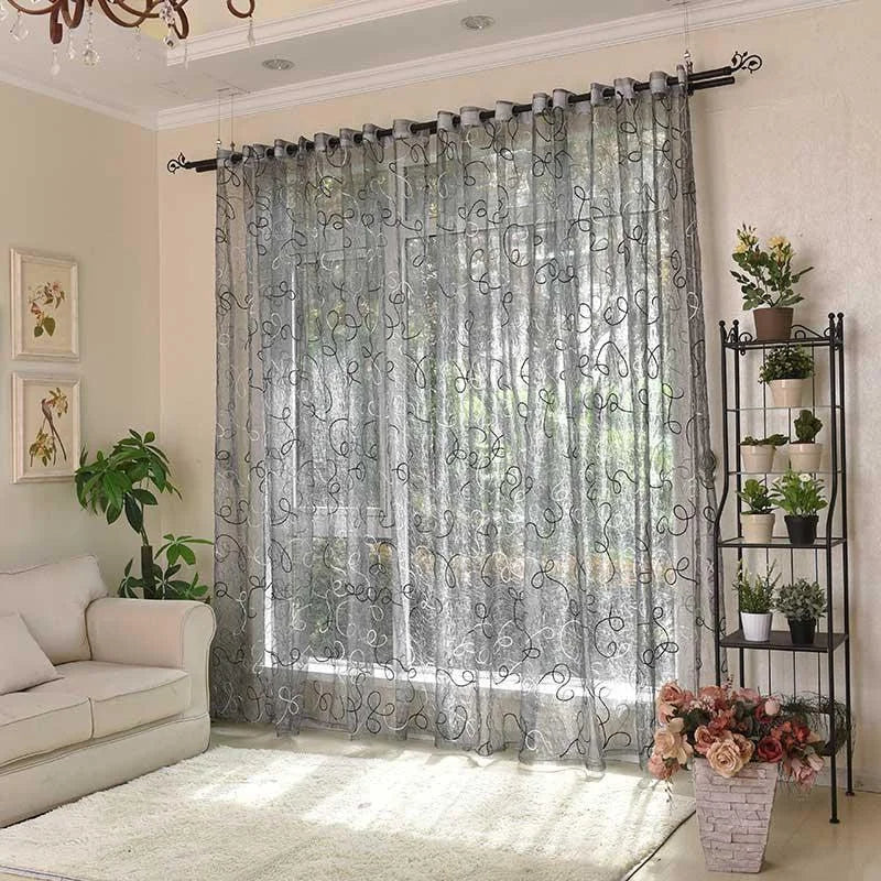 Rideaux élégants avec motifs floraux pour salon moderne et lumineux. Décoration intérieure raffinée avec un canapé confortable, plantes vertes et étagères de fleurs. Idéal pour ajouter une touche de charme et de sophistication à votre espace de vie.