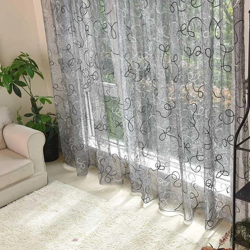 Voilage moderne avec motifs élégants et lumineux, parfait pour apporter une touche sophistiquée à votre salon. Installé sur une grande fenêtre, ce rideau décoratif permet de filtrer délicatement la lumière, créant une ambiance chaleureuse et accueillante dans la pièce. Idéal pour les amateurs de décoration intérieure raffinée cherchant à embellir leur espace de vie.