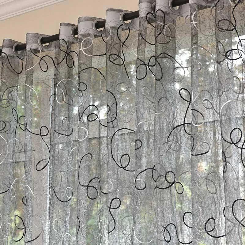 Rideaux décoratifs modernes avec motifs élégants, fixations à oeillets pour installation facile, apportant une touche de sophistication à votre intérieur. Idéals pour la salle de séjour ou la chambre, ces rideaux permettent de jouer avec la lumière tout en offrant une ambiance contemporaine.