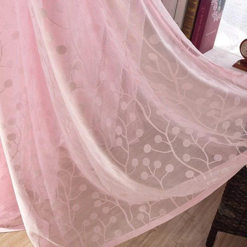 Voilage décoratif rose clair avec motifs floraux, idéal pour ajouter une touche élégante et lumineuse à votre intérieur. Parfait pour salons et chambres, ce rideau crée une atmosphère douce et apaisante. Styles moderne et romantique se rencontrent dans ce design raffiné.