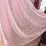 Voilage décoratif rose clair avec motifs floraux, idéal pour ajouter une touche élégante et lumineuse à votre intérieur. Parfait pour salons et chambres, ce rideau crée une atmosphère douce et apaisante. Styles moderne et romantique se rencontrent dans ce design raffiné.