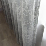 Voilage moderne avec motifs géométriques élégants, idéal pour ajouter une touche de sophistication à votre intérieur. Parfait pour harmoniser avec votre décoration tout en laissant passer la lumière naturelle. Facile d'entretien, ce rideau est une solution esthétique pour habiller vos fenêtres avec style.