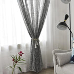 Rideau élégant gris avec motifs géométriques, idéal pour sublimer votre salon moderne. Ce rideau décoratif transforme l'ambiance grâce à son design raffiné. Parfait pour filtrer la lumière tout en apportant une touche contemporaine à votre intérieur. Accessoire de décoration pour fenêtre alliant esthétique et fonctionnalité.