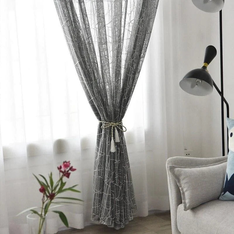 Rideau élégant gris avec motifs géométriques, idéal pour sublimer votre salon moderne. Ce rideau décoratif transforme l'ambiance grâce à son design raffiné. Parfait pour filtrer la lumière tout en apportant une touche contemporaine à votre intérieur. Accessoire de décoration pour fenêtre alliant esthétique et fonctionnalité.