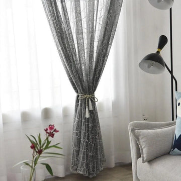 Rideau élégant gris avec motifs géométriques, idéal pour sublimer votre salon moderne. Ce rideau décoratif transforme l'ambiance grâce à son design raffiné. Parfait pour filtrer la lumière tout en apportant une touche contemporaine à votre intérieur. Accessoire de décoration pour fenêtre alliant esthétique et fonctionnalité.