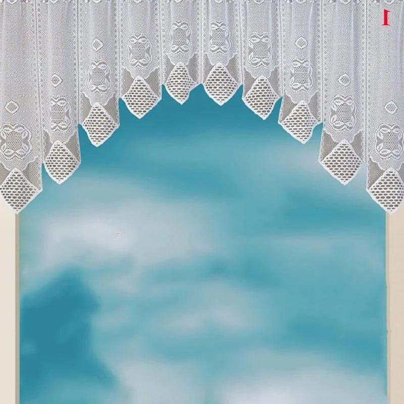 Voilage blanc décoratif avec motifs élégants, idéal pour habiller élégamment les fenêtres du salon ou de la chambre, apportant une touche de sophistication tout en filtrant légèrement la lumière. Accessoire essentiel pour la décoration intérieure, alliant esthétique et fonctionnalité.