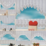 Rideaux courts en dentelle blanche à motif floral pour décoration de fenêtre. Idéal pour ajouter une touche élégante et raffinée à votre intérieur. Design délicat et varié, parfait pour les salons, cuisines ou chambres. Facilite l'entrée de la lumière naturelle tout en préservant l'intimité. Choix idéal pour ceux qui recherchent une combinaison de style classique et fonctionnel.