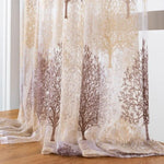 Voilage élégant avec motif d'arbres pour une décoration intérieure naturelle et apaisante. Idéal pour ajouter une touche esthétique et douce à votre salon ou chambre, tout en préservant l'intimité et en laissant entrer la lumière naturelle. Design moderne et raffiné s'adaptant à divers styles d'intérieur.