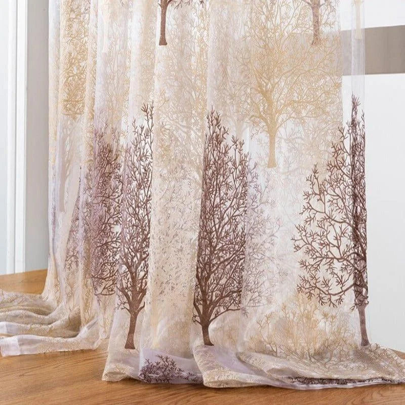 Voilage élégant avec motif d'arbres pour une décoration intérieure naturelle et apaisante. Idéal pour ajouter une touche esthétique et douce à votre salon ou chambre, tout en préservant l'intimité et en laissant entrer la lumière naturelle. Design moderne et raffiné s'adaptant à divers styles d'intérieur.