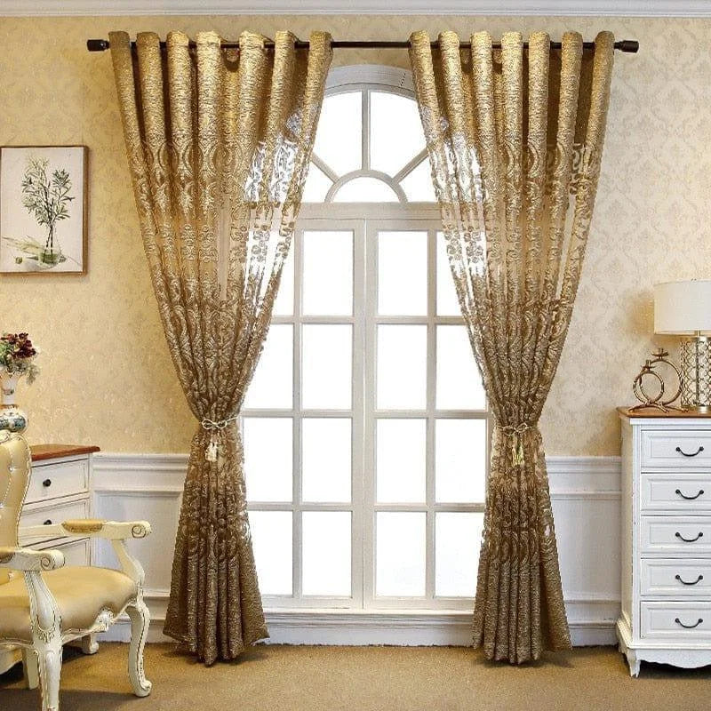 Rideaux élégants dorés pour salon, parfaits pour sublimer vos fenêtres et ajouter une touche de raffinement à votre intérieur. Design raffiné et chic, idéal pour une décoration classique et sophistiquée. Transformez votre pièce avec ces rideaux stylés et luxueux.