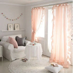 Rideaux roses élégants pour salon moderne, apportant une touche de douceur et de luminosité. Parfaits pour créer une ambiance chaleureuse et accueillante. Transformez votre espace de vie avec cette décoration raffinée et tendance.