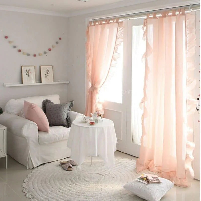 Rideaux roses élégants pour salon moderne, apportant une touche de douceur et de luminosité. Parfaits pour créer une ambiance chaleureuse et accueillante. Transformez votre espace de vie avec cette décoration raffinée et tendance.