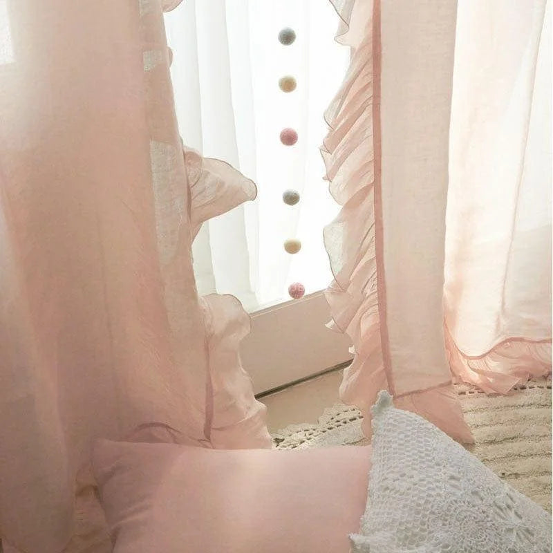 Rideaux roses délicats avec bordures à volants, ajoutent une touche élégante et romantique à votre intérieur. Lumière douce filtrée par les rideaux, créant une ambiance chaleureuse et apaisante. Parfaits pour le salon ou la chambre, offrant une décoration sophistiquée et contemporaine. Associez ces rideaux avec des coussins coordonnés pour un style harmonieux et accueillant.