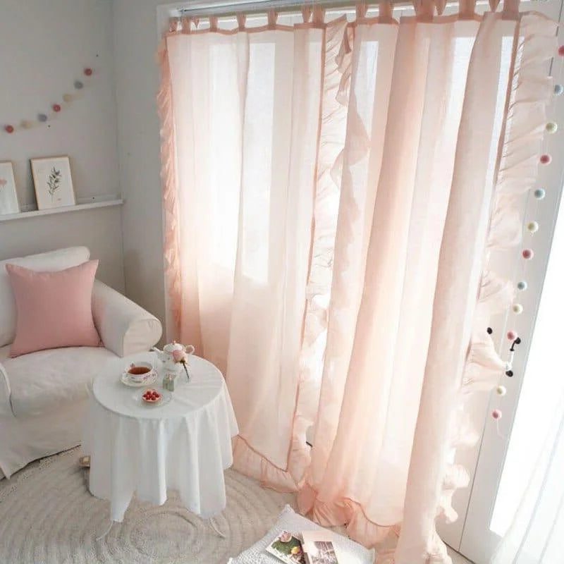 Rideaux roses élégants pour chambre ou salon, apportant une touche douce et romantique à votre décoration intérieure. Ces rideaux à volants créent une ambiance chaleureuse et lumineuse, parfaits pour une pièce cosy. Accessoire idéal pour personnaliser votre espace de manière raffinée et tendance.
