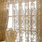 Rideaux élégants avec motifs floraux dorés, ajoutant une touche de luxe et de sophistication à votre intérieur. Idéal pour un salon chic et classique. Parfaits pour filtrer la lumière tout en préservant l'intimité.