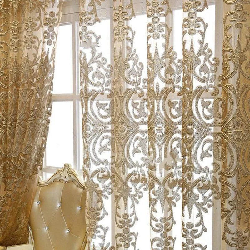 Rideaux élégants avec motifs floraux dorés, ajoutant une touche de luxe et de sophistication à votre intérieur. Idéal pour un salon chic et classique. Parfaits pour filtrer la lumière tout en préservant l'intimité.