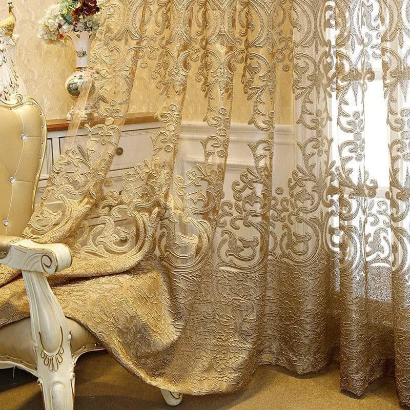 Rideaux décoratifs dorés avec motifs baroques élégants, idéals pour ajouter une touche luxueuse à l'intérieur d'un salon ou d'une chambre. Ces rideaux ornés de motifs sophistiqués apportent une ambiance classique et raffinée, rehaussant le style et le confort de n'importe quelle pièce.