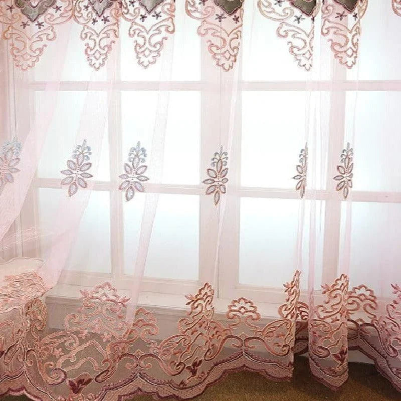 Rideau élégant avec des motifs décoratifs pour salon ou chambre, ajoutant une touche sophistiquée à votre intérieur. Idéal pour filtrer la lumière tout en embellissant vos fenêtres avec ses motifs délicats et charmants. Accessoire parfait pour créer une ambiance chaleureuse et accueillante.