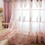 Voilage décoratif élégant avec broderies florales opaques, parfait pour ajouter une touche de sophistication et de romantisme à votre intérieur. Rideau transparent laissant passer la lumière tout en préservant l'intimité. Idéal pour le salon ou la chambre à coucher, s'harmonise facilement avec divers styles de décoration.