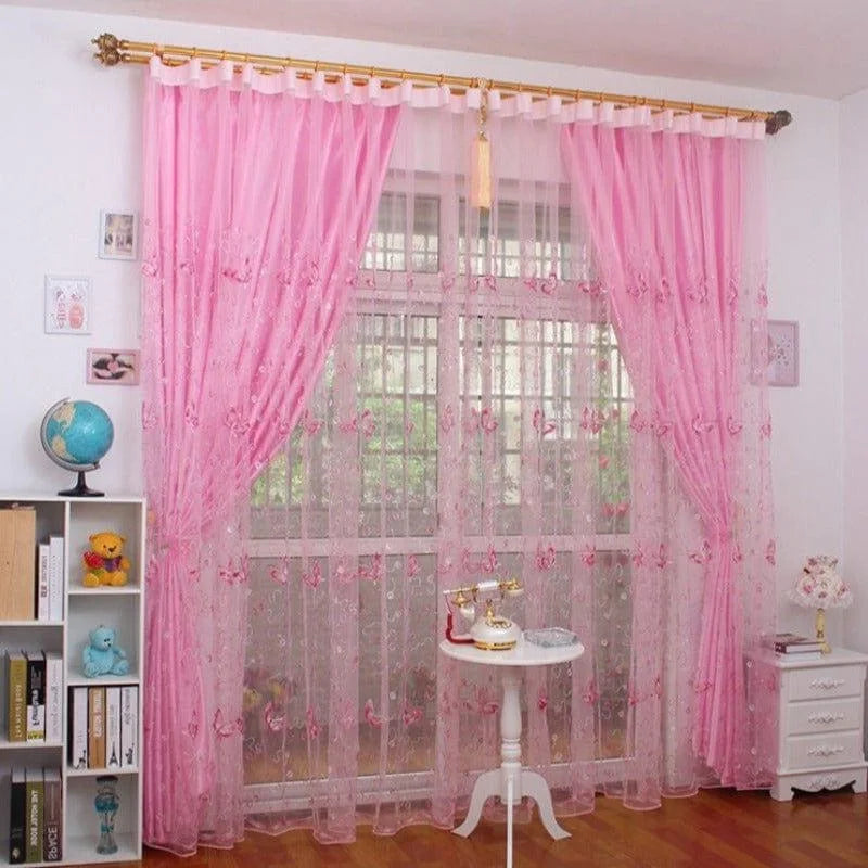 Rideaux roses élégants pour salon, ajourés et décoratifs. Idéal pour ajouter une touche romantique à votre intérieur. Parfait pour une ambiance chaleureuse et accueillante tout en laissant passer la lumière naturelle. Accessoire déco pour la chambre ou le séjour, facile à installer sur une tringle classique.