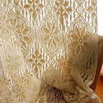 Rideaux élégants avec motif floral ajouré, rehaussant la décoration intérieure d'une ambiance chaleureuse et raffinée. Parfait pour ajouter une touche de charme vintage à votre salon ou chambre à coucher, tout en laissant pénétrer une douce lumière naturelle.