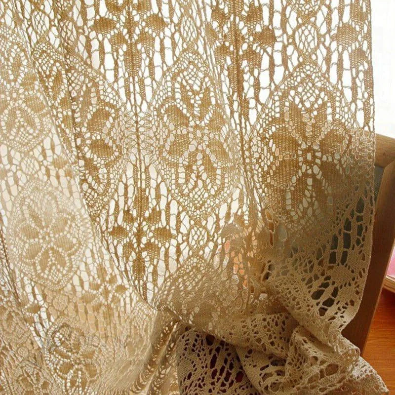 Rideaux élégants avec motif floral ajouré, rehaussant la décoration intérieure d'une ambiance chaleureuse et raffinée. Parfait pour ajouter une touche de charme vintage à votre salon ou chambre à coucher, tout en laissant pénétrer une douce lumière naturelle.