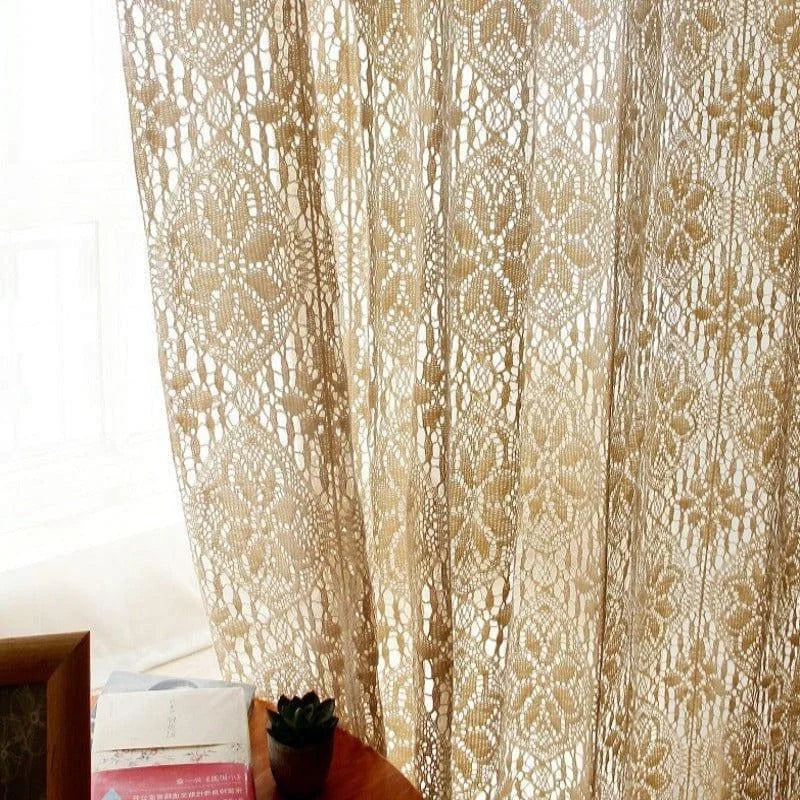 Rideau décoratif beige avec motif floral, idéal pour embellir votre salon ou chambre. Accessoire d'intérieur élégant offrant une ambiance chaleureuse et lumineuse grâce à sa conception ajourée unique. Parfait pour ajouter une touche de charme vintage à votre maison.