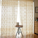 Rideaux élégants avec motifs floraux, parfaits pour ajouter une touche de sophistication à votre salon. Ces rideaux offrent une ambiance chaleureuse et naturelle, idéals pour filtrer la lumière tout en préservant votre intimité. Adaptés à tous les styles de décoration intérieure, ils sont un choix parfait pour embellir vos fenêtres.