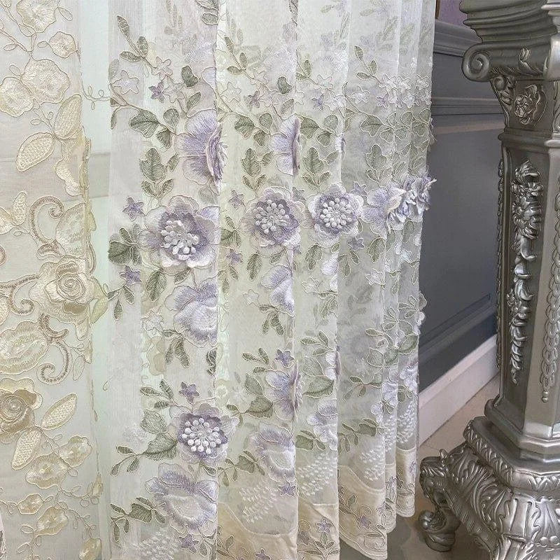 Rideau décoratif élégant avec broderies florales en relief, idéal pour ajouter une touche de raffinement et de douceur à votre intérieur. Parfait pour un salon ou une chambre, il combine motifs floraux délicats et détails sophistiqués, créant une ambiance apaisante et esthétique. Améliorez votre décoration intérieure avec ce rideau chic et artistique.