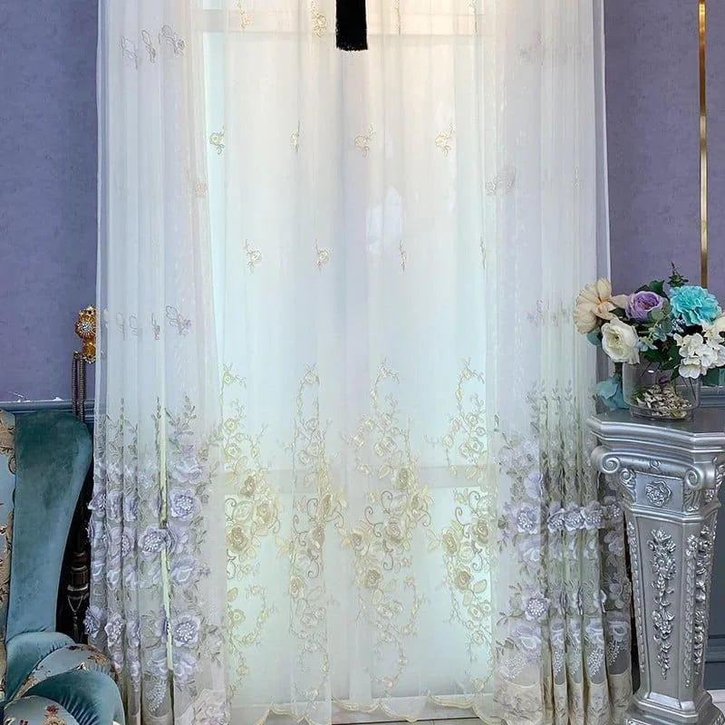 Rideau élégant à motifs floraux, idéal pour ajouter une touche de charme et de sophistication à votre intérieur. Sa conception délicate s'harmonise parfaitement avec les décors classiques et contemporains, offrant une ambiance lumineuse tout en préservant votre intimité. Parfait pour le salon ou la chambre, ce rideau décoratif rehausse instantanément l'esthétique de votre espace de vie.
