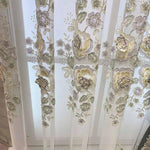 Rideaux élégants transparents avec motifs floraux brodés, idéals pour ajouter une touche décorative et raffinée à votre intérieur tout en laissant passer la lumière naturelle. Parfaits pour le salon ou la chambre, ces rideaux offrent un style romantique et sophistiqué, s'adaptant à divers styles d'intérieur avec leurs délicates nuances de couleurs. embelli.